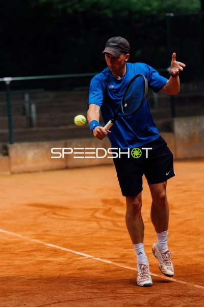 Tennisspieler beim Vorhand-Schlag auf dem Sandplatz in Dresden