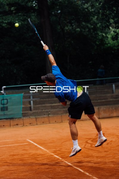 Tennisspieler beim Aufschlag auf dem Sandplatz in Dresden