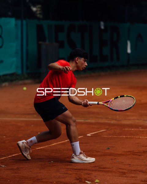 Tennisspieler beim Vorhand-Schlag auf Sandplatz in Dresden