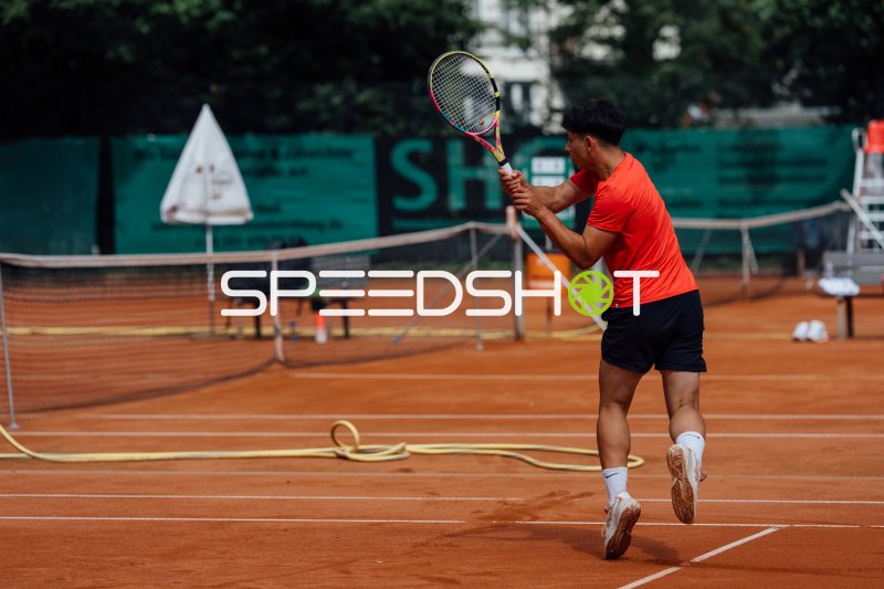 Tennisspieler beim Vorhand-Schlag auf dem Sandplatz in Dresden
