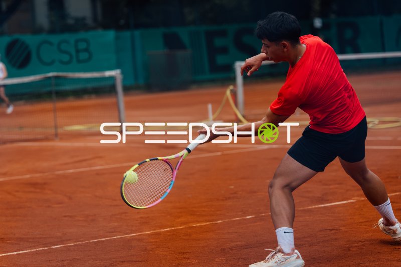 Tennisspieler beim Vorhand-Schlag auf dem Sandplatz in Dresden