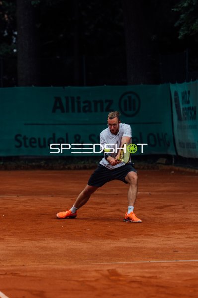 Tennisspieler beim Rückhand-Schlag auf dem Sandplatz in Dresden