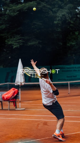 Tennisspieler beim Aufschlag auf dem Sandplatz im Waldpark Dresden