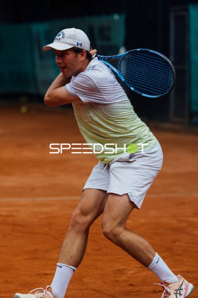 Tennisspieler beim Rückhand-Schlag auf dem Sandplatz in Dresden