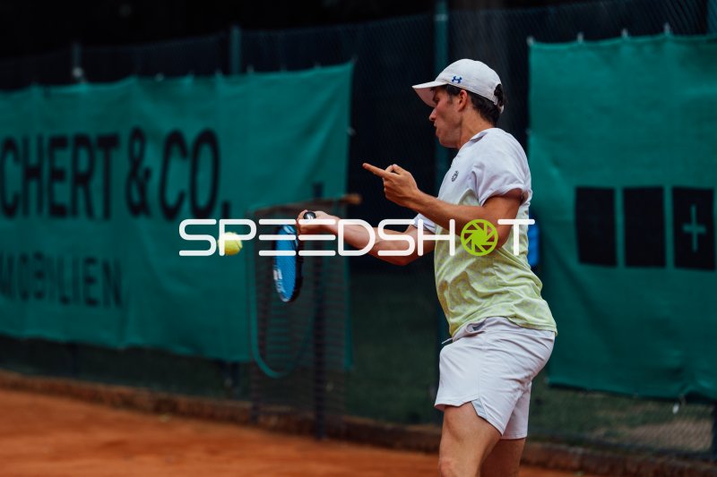 Tennisspieler beim Vorhand-Schlag auf dem Sandplatz in Dresden