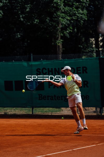 Tennisspieler beim Vorhand-Schlag auf dem Sandplatz in Dresden
