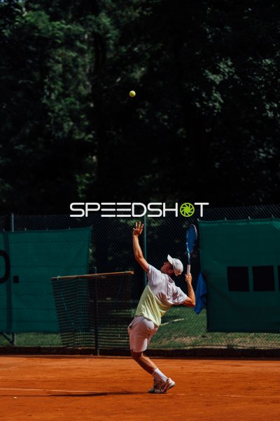 Tennisspieler beim Aufschlag auf dem Sandplatz in Dresden