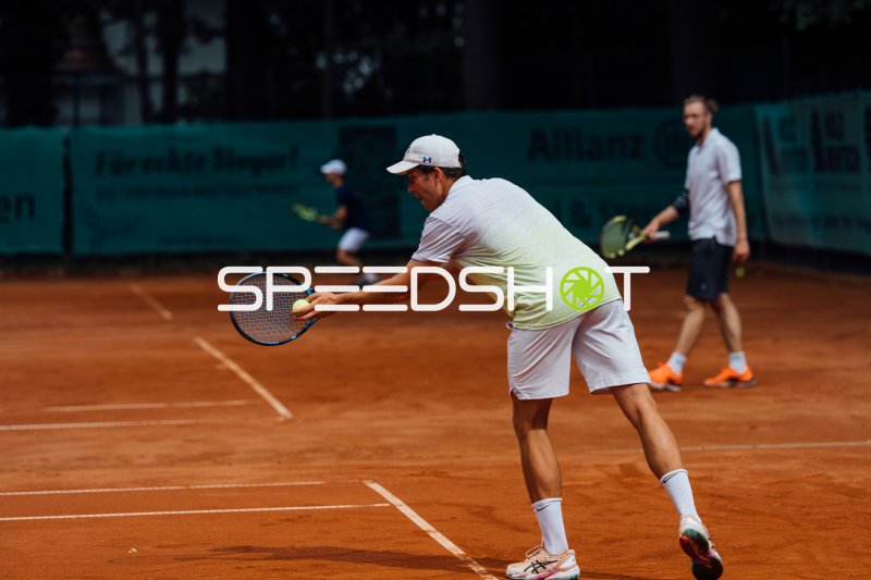 Tennisspieler beim Aufschlag auf dem Sandplatz in Dresden