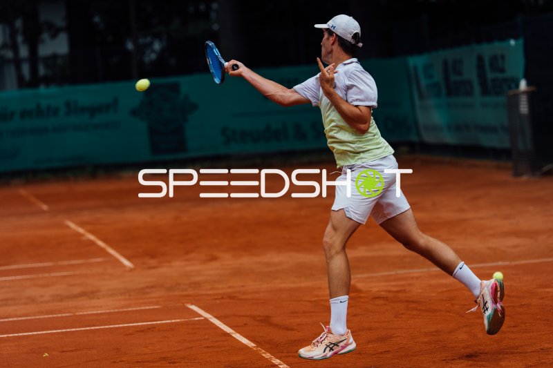 Tennisspieler beim Vorhand-Schlag auf dem Sandplatz in Dresden
