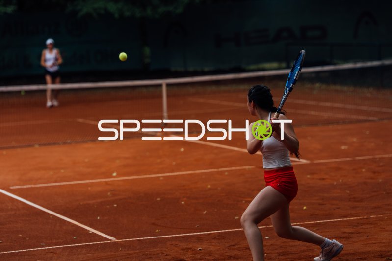 Tennisspielerinnen im Doppel auf dem Sandplatz in Dresden