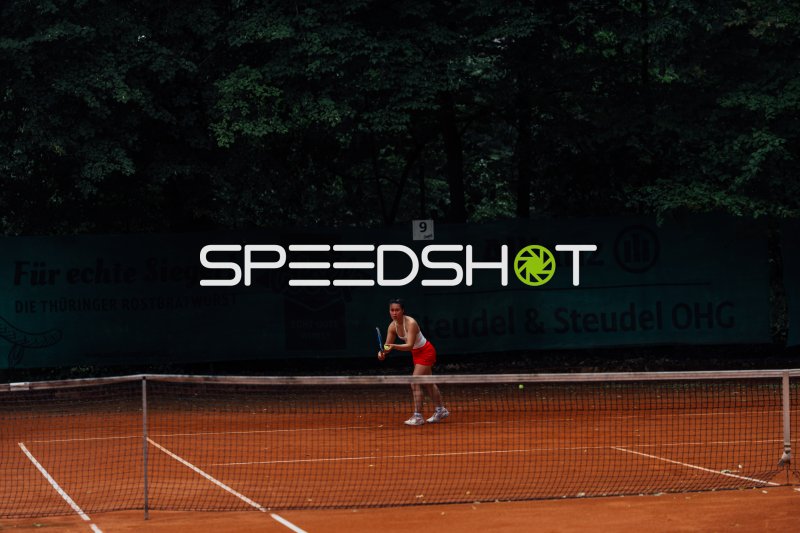 Tennispielerin in Grundstellung auf dem Sandplatz in Dresden