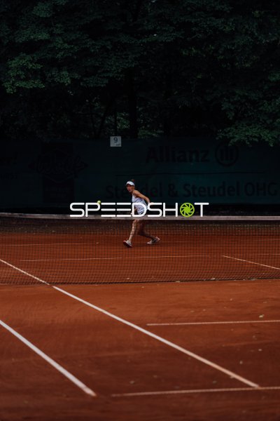 Tennisspielerin beim Vorhandschlag am Netz auf Sandplatz