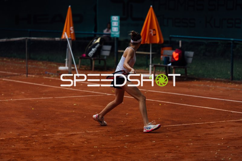 Tennispielerin beim Rückhand-Schlag auf dem Sandplatz in Dresden