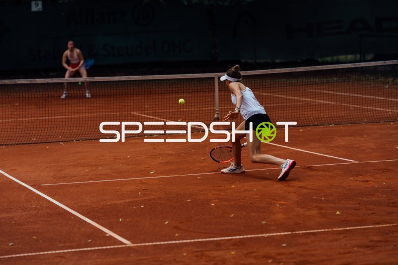 Tennisspielerinnen im Ballwechsel auf dem Sandplatz in Dresden