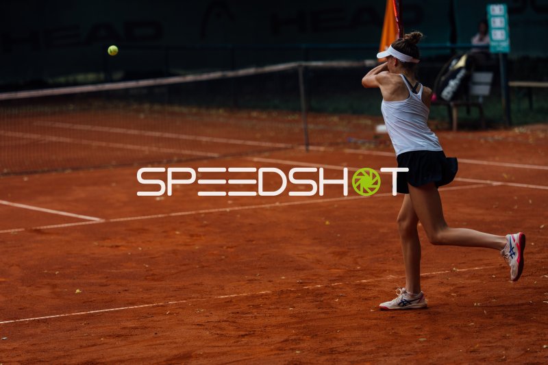 Junge Tennisspielerin beim Vorhand-Schlag auf Sandplatz in Dresden