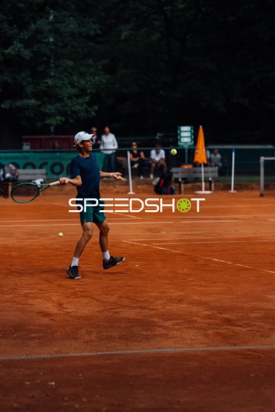 Tennisspieler beim Vorhand-Schlag auf dem Sandplatz in Dresden