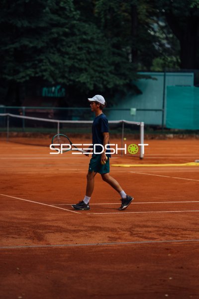 Tennisspieler auf dem Sandplatz im Waldpark Dresden