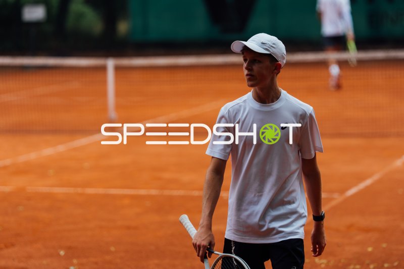 Tennisspieler auf dem Sandplatz im Waldpark Dresden