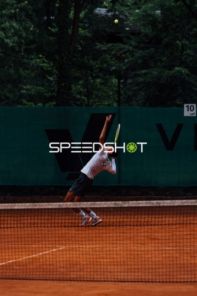 Tennisspieler beim Aufschlag auf dem Sandplatz im Waldpark Dresden