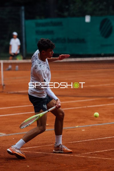 Tennisspieler beim Vorhand-Schlag auf dem Sandplatz in Dresden