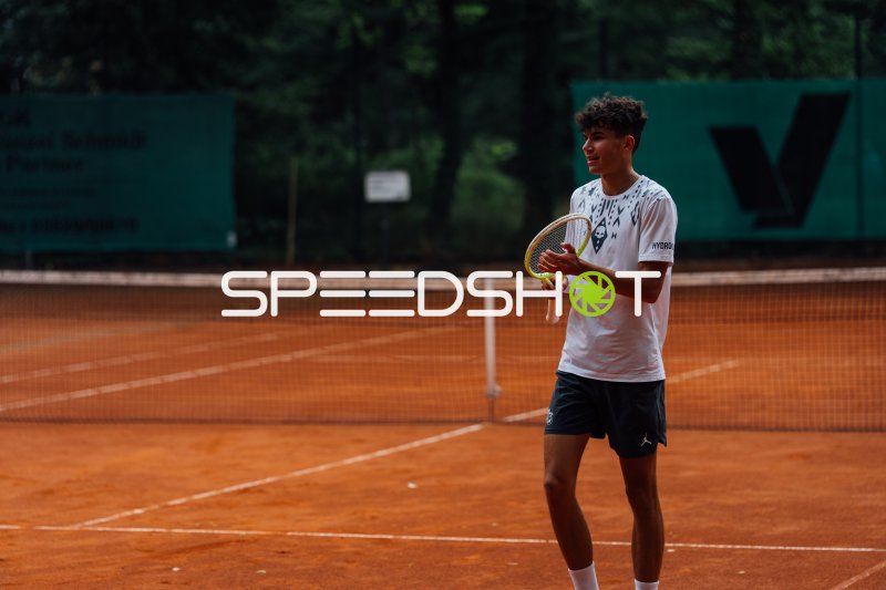 Junger Tennisspieler auf dem Sandplatz in Dresden
