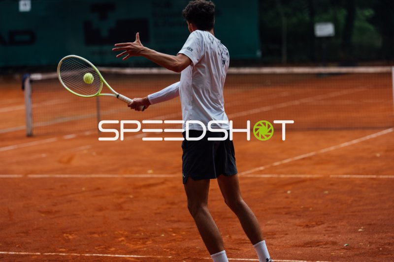Tennisspieler beim Vorhand-Schlag auf dem Sandplatz in Dresden
