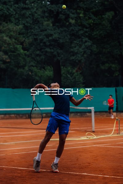 Tennisspieler beim Aufschlag auf Sandplatz in Dresden