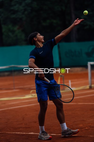Tennisspieler beim Aufschlag auf dem Sandplatz in Dresden