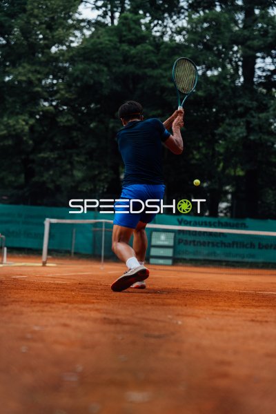 Tennisspieler beim Rückhand-Schlag auf dem Sandplatz in Dresden
