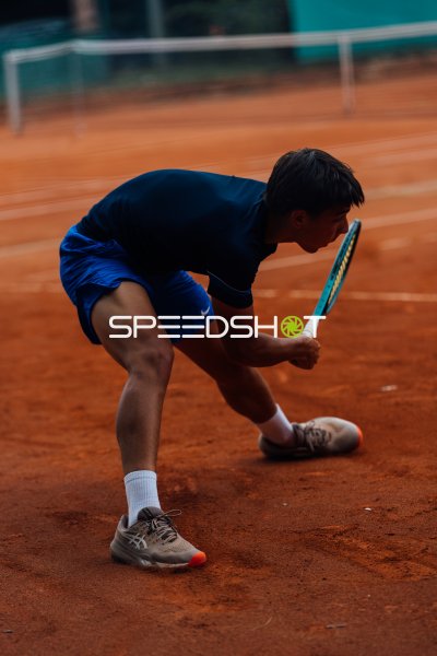 Tennisspieler beim tiefen Aufschlag-Return auf dem Sandplatz in Dresden