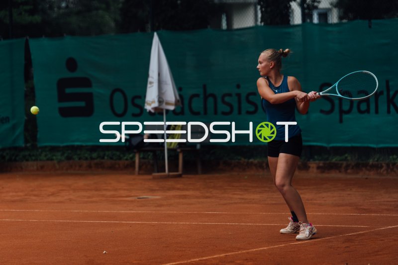 Tennisspielerin beim Grundlinien-Schlag auf dem Sandplatz in Dresden