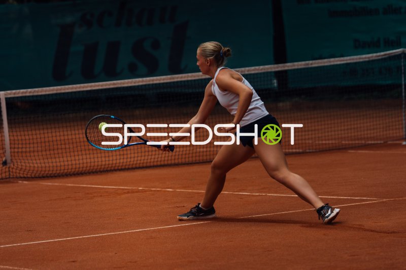 Tennisspielerin beim Rückhand-Schlag auf dem Sandplatz in Dresden