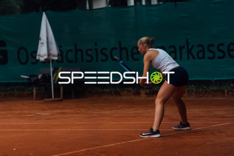 Tennisspielerin in Grundstellung auf dem Sandplatz in Dresden