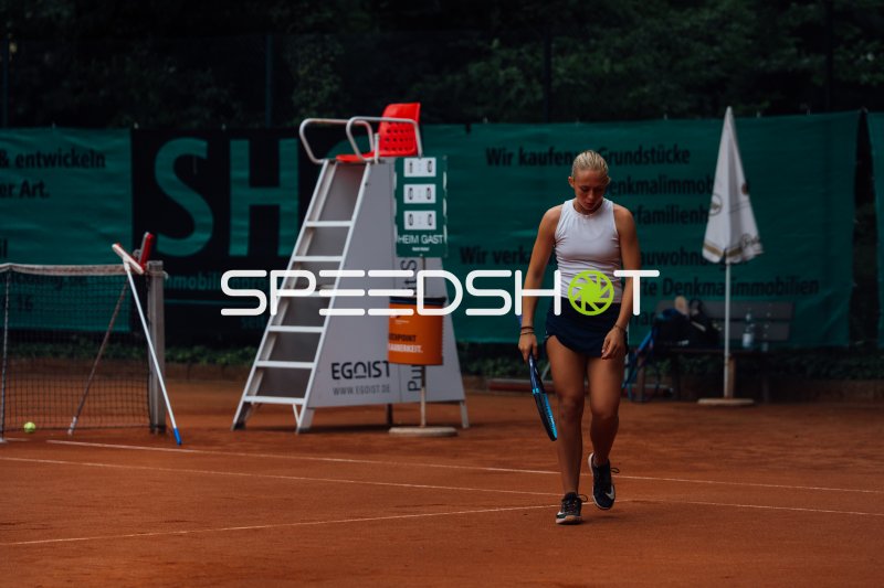 Tennisspielerin läuft auf dem Sandplatz in Dresden