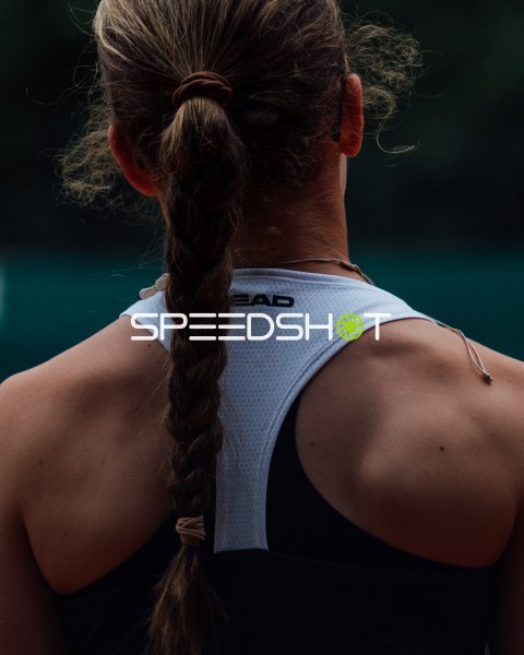 Tennisspielerin von hinten mit geflochtenem Zopf in Dresden