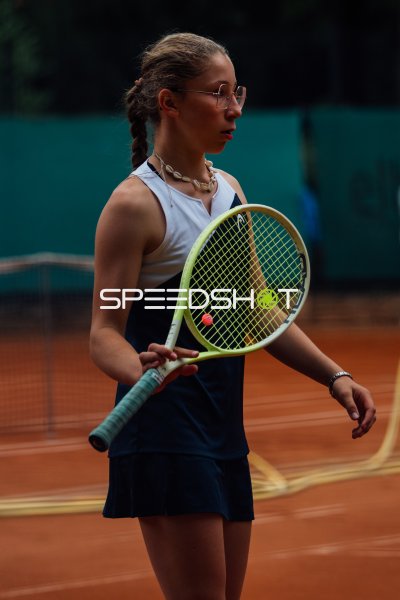 Tennisspielerin mit HEAD-Schläger auf dem Sandplatz in Dresden