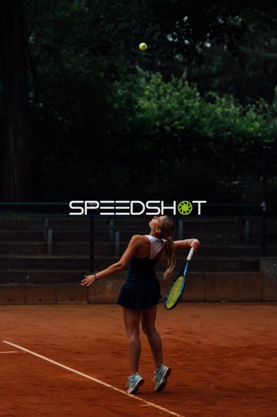 Tennisspielerin beim Aufschlag auf dem Sandplatz in Dresden