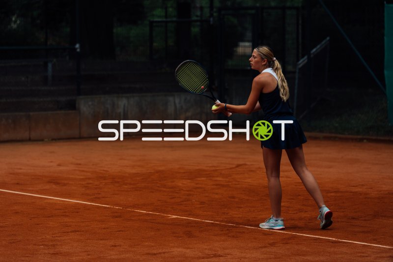 Tennisspielerin beim Aufschlag auf dem Sandplatz in Dresden
