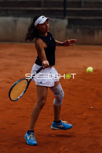 Tennisspielerin beim Vorhand-Schlag auf dem Sandplatz in Dresden