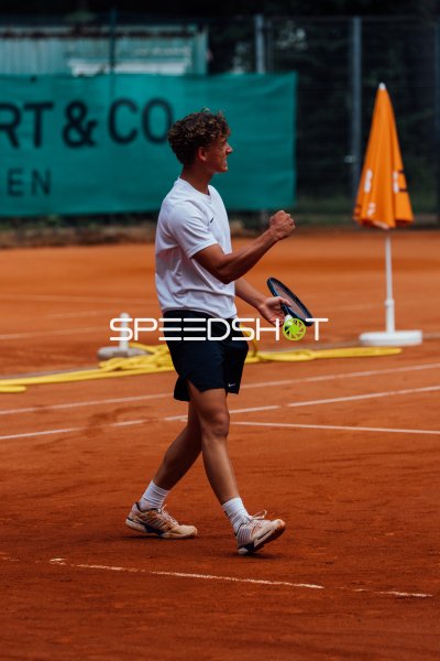 Jubelnder Tennisspieler auf dem Sandplatz in Dresden