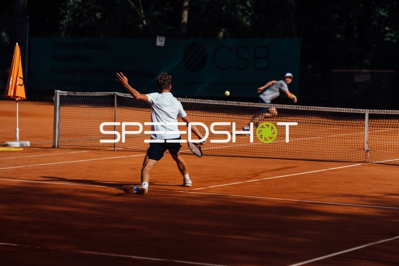 Tennisspieler im Ballwechsel auf dem Sandplatz in Dresden