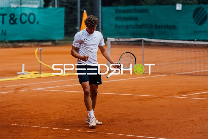 Jubelnder Tennisspieler auf dem Sandplatz in Dresden