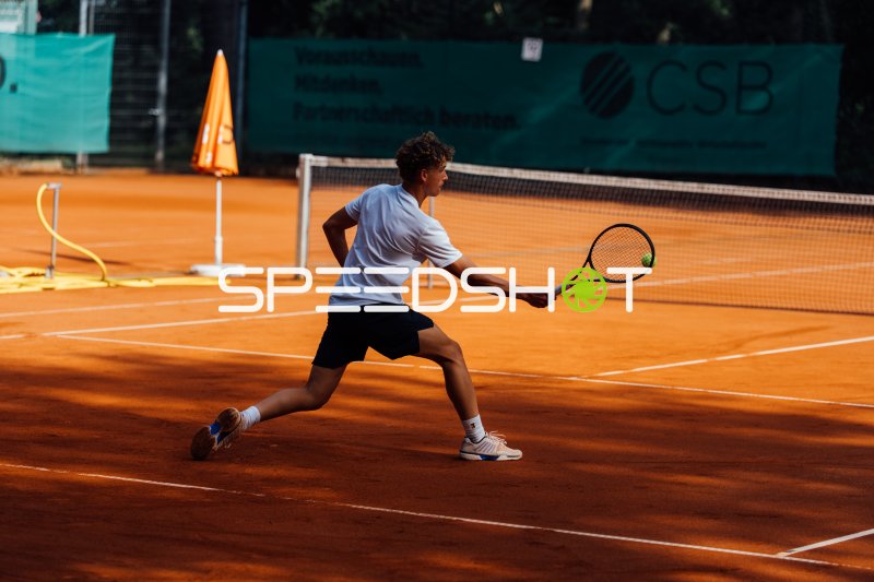Tennisspieler beim Vorhand-Streckangriff auf dem Sandplatz in Dresden