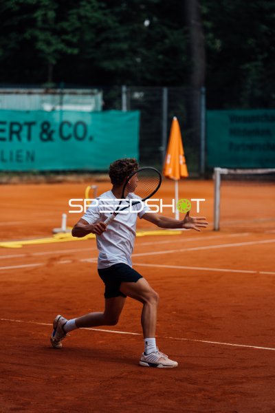 Tennisspieler beim Vorhand-Schlag auf dem Sandplatz in Dresden