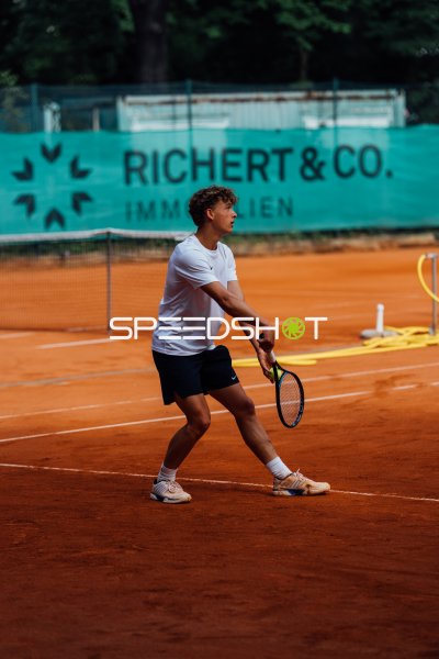 Tennisspieler in Grundstellung auf Sandplatz in Dresden