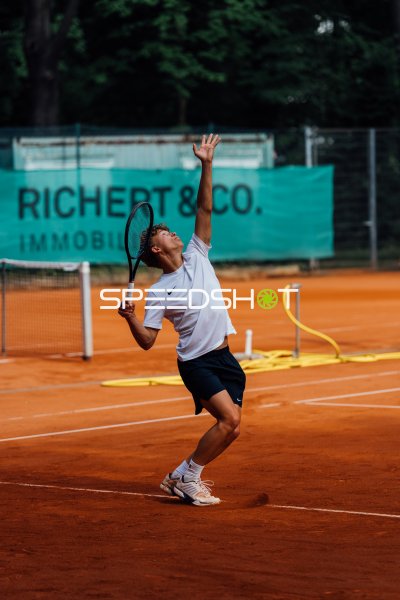 Tennisspieler beim Aufschlag auf dem Sandplatz in Dresden