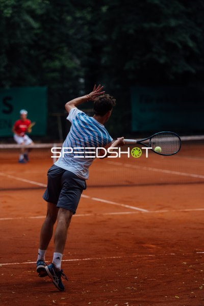 Tennisspieler beim Vorhand-Schlag auf Sandplatz in Dresden