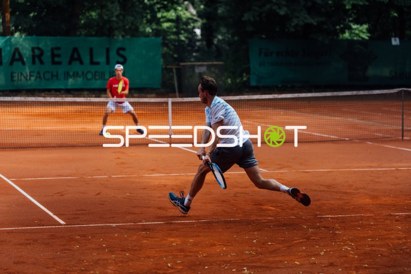 Tennisspieler beim Rückhand-Schlag auf dem Sandplatz in Dresden