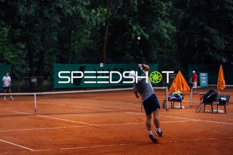 Aufschlag auf dem Sandplatz im Tennispark Waldpark Dresden