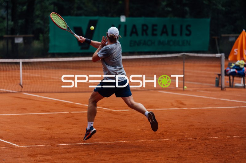 Tennisspieler beim Vorhand-Schlag auf dem Sandplatz in Dresden